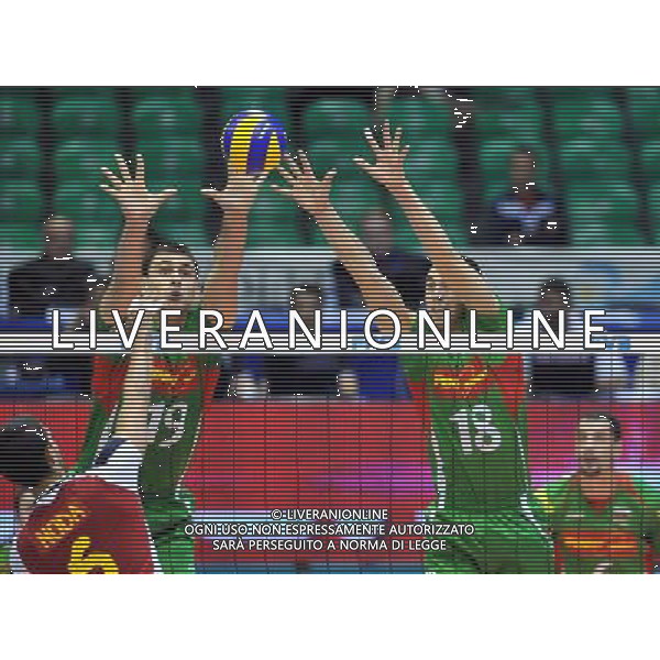 (101005) -- FLORENCE, Oct. 5, 2010 () -- Bulgaria\'s players block the ball during the third round match against Spain at the 2010 FIVB Men\'s Volleyball World Championship in Florence, Italy, Oct. 4, 2010. Bulgaria won 3-1. (/Chen Haitong) ©photoshot/Agenzia Aldo Liverani Sas - ITALY ONLY - Bulgaria vs Spagna Volley FIVB 2010 Campionati del Mondo di pallavolo maschile a Firenze, 4 ottobre 2010. La Bulgaria ha vinto 3-1.