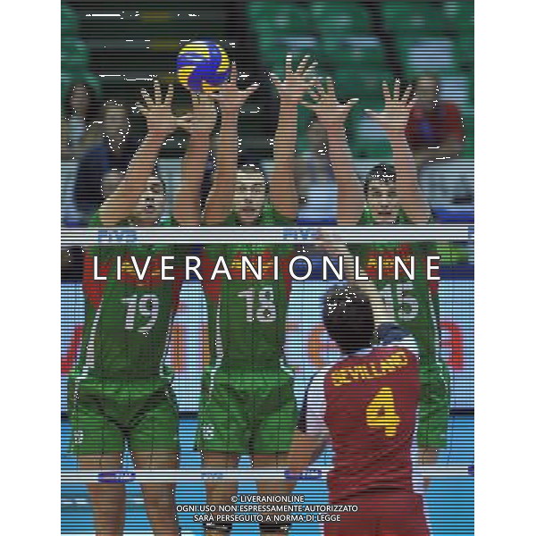(101005) -- FLORENCE, Oct. 5, 2010 () -- Bulgaria\'s players block the ball during the third round match against Spain at the 2010 FIVB Men\'s Volleyball World Championship in Florence, Italy, Oct. 4, 2010. Bulgaria won 3-1. (/Chen Haitong) ©photoshot/Agenzia Aldo Liverani Sas - ITALY ONLY - Bulgaria vs Spagna Volley FIVB 2010 Campionati del Mondo di pallavolo maschile a Firenze, 4 ottobre 2010. La Bulgaria ha vinto 3-1.
