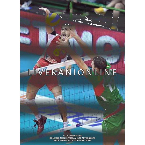 (101005) -- FLORENCE, Oct. 5, 2010 () -- Sergio Noda (L) of Spain spikes the ball during the third round match against Bulgaria at the 2010 FIVB Men\'s Volleyball World Championship in Florence, Italy, Oct. 4, 2010. Bulgaria won 3-1. (/Chen Haitong) ©photoshot/Agenzia Aldo Liverani Sas - ITALY ONLY - Bulgaria vs Spagna Volley FIVB 2010 Campionati del Mondo di pallavolo maschile a Firenze, 4 ottobre 2010. La Bulgaria ha vinto 3-1.