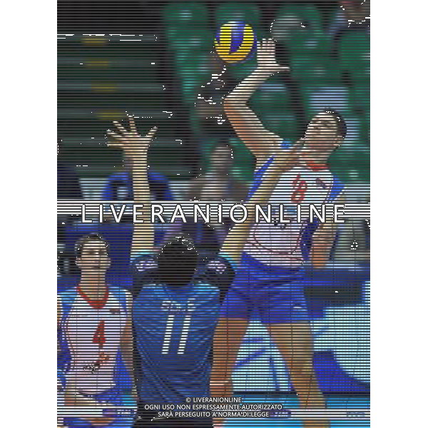 (101005) -- FLORENCE, Oct. 5, 2010 () -- Marko Podrascanin (R) of Serbia spikes the ball during the third round match against Argentina at the 2010 FIVB Men\'s Volleyball World Championship in Florence, Italy, Oct. 4, 2010. Serbia won 3-1. (/Chen Haitong) ©photoshot/Agenzia Aldo Liverani Sas - ITALY ONLY - Argentina vs Serbia terzo turno Volley FIVB 2010 Campionati del Mondo di pallavolo maschile a Firenze, 4 Ottobre 2010. La Serbia ha vinto 3-1.