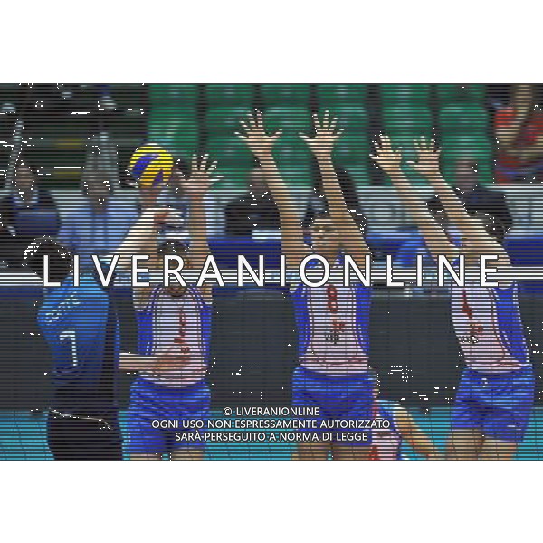 (101005) -- FLORENCE, Oct. 5, 2010 () -- Serbia\'s players block the ball during the third round match against Argentina at the 2010 FIVB Men\'s Volleyball World Championship in Florence, Italy, Oct. 4, 2010. Serbia won 3-1. (/Chen Haitong) ©photoshot/Agenzia Aldo Liverani Sas - ITALY ONLY - Argentina vs Serbia terzo turno Volley FIVB 2010 Campionati del Mondo di pallavolo maschile a Firenze, 4 Ottobre 2010. La Serbia ha vinto 3-1.
