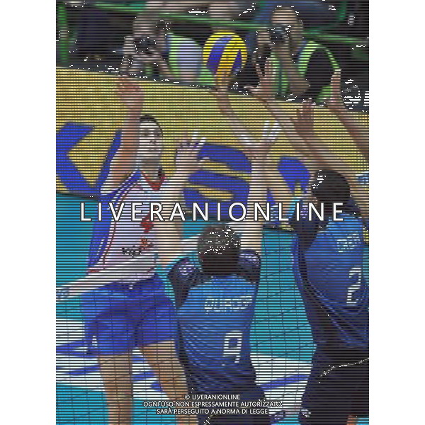 (101005) -- FLORENCE, Oct. 5, 2010 () -- Bojan Janic (L) of Serbia spikes the ball during the third round match against Argentina at the 2010 FIVB Men\'s Volleyball World Championship in Florence, Italy, Oct. 4, 2010. Serbia won 3-1. (/Chen Haitong) ©photoshot/Agenzia Aldo Liverani Sas - ITALY ONLY - Argentina vs Serbia terzo turno Volley FIVB 2010 Campionati del Mondo di pallavolo maschile a Firenze, 4 Ottobre 2010. La Serbia ha vinto 3-1.