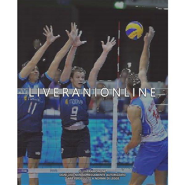 (101005) -- FLORENCE, Oct. 5, 2010 () -- Argentina\'s players block the ball during the third round match against Serbia at the 2010 FIVB Men\'s Volleyball World Championship in Florence, Italy, Oct. 4, 2010. Serbia won 3-1. (/Chen Haitong) ©photoshot/Agenzia Aldo Liverani Sas - ITALY ONLY - Argentina vs Serbia terzo turno Volley FIVB 2010 Campionati del Mondo di pallavolo maschile a Firenze, 4 Ottobre 2010. La Serbia ha vinto 3-1.