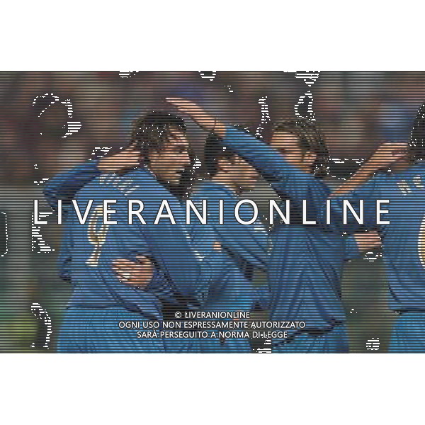 Palermo 18/02/2004 Italia-repubblica ceca amichevole nazionale nella foto esultanza di christian vieri abbracciato dopo il gol* Agenzia Aldo liverani