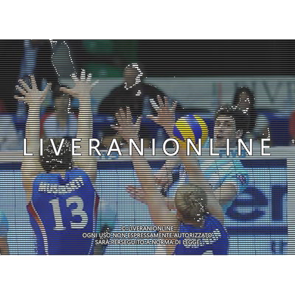 (101007) -- FLORENCE, Oct. 7, 2010 () -- Argentina\'s player (R) spikes the ball during the third round match against Russia at the 2010 FIVB Men\'s Volleyball World Championship in Florence, Italy, Oct. 6, 2010. Russia won 3-0. (/Chen Haitong) - Xinhua - Photoshot - Ag. Aldo Liverani sas ITALY ONLY Argentina vs Russia terzo turno Volley FIVB 2010 Campionati del Mondo di pallavolo maschile a Firenze