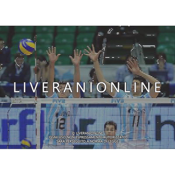(101007) -- FLORENCE, Oct. 7, 2010 () -- Federico Pereyra (L) and Sebastian Sole of Argentina block the ball during the third round match against Russia at the 2010 FIVB Men\'s Volleyball World Championship in Florence, Italy, Oct. 6, 2010. Russia won 3-0. (/Chen Haitong) - Xinhua - Photoshot - Ag. Aldo Liverani sas ITALY ONLY Argentina vs Russia terzo turno Volley FIVB 2010 Campionati del Mondo di pallavolo maschile a Firenze