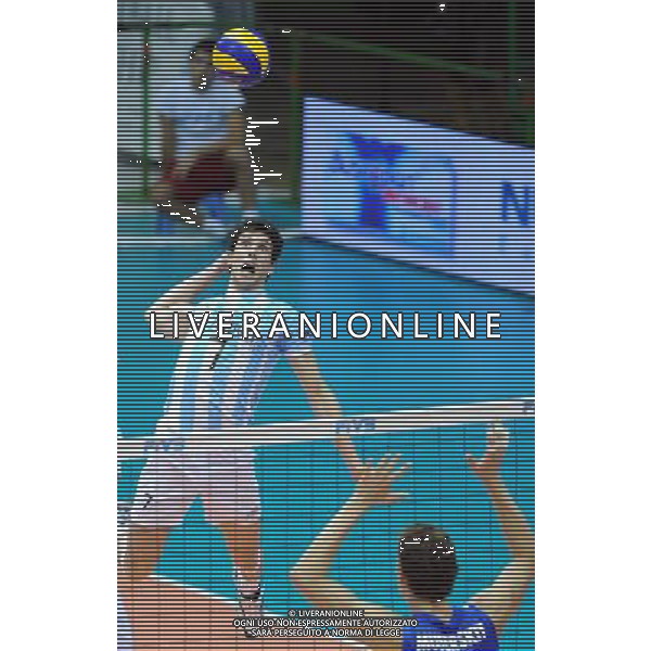 (101007) -- FLORENCE, Oct. 7, 2010 () -- Facundo Conte (L) of Argentina spikes the ball during the third round match against Russia at the 2010 FIVB Men\'s Volleyball World Championship in Florence, Italy, Oct. 6, 2010. Russia won 3-0. (/Chen Haitong) - Xinhua - Photoshot - Ag. Aldo Liverani sas ITALY ONLY Argentina vs Russia terzo turno Volley FIVB 2010 Campionati del Mondo di pallavolo maschile a Firenze