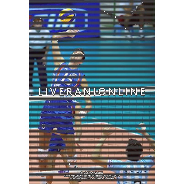(101007) -- FLORENCE, Oct. 7, 2010 () -- Alexander Volkov (L) of Russia spikes the ball during the third round match against Argentina at the 2010 FIVB Men\'s Volleyball World Championship in Florence, Italy, Oct. 6, 2010. Russia won 3-0. (/Chen Haitong) - Xinhua - Photoshot - Ag. Aldo Liverani sas ITALY ONLY Argentina vs Russia terzo turno Volley FIVB 2010 Campionati del Mondo di pallavolo maschile a Firenze