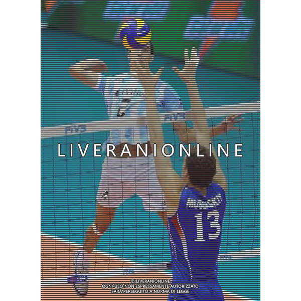 (101007) -- FLORENCE, Oct. 7, 2010 () -- Pablo Crer (L) of Argentina spikes the ball during the third round match against Russia at the 2010 FIVB Men\'s Volleyball World Championship in Florence, Italy, Oct. 6, 2010. Russia won 3-0. (/Chen Haitong) - Xinhua - Photoshot - Ag. Aldo Liverani sas ITALY ONLY Argentina vs Russia terzo turno Volley FIVB 2010 Campionati del Mondo di pallavolo maschile a Firenze