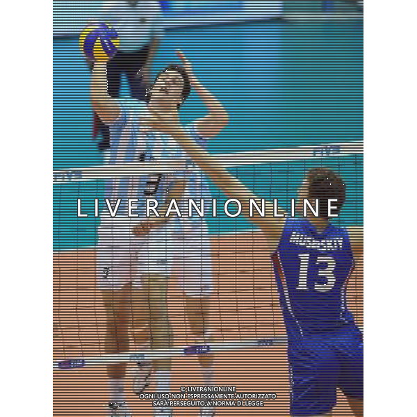 (101007) -- FLORENCE, Oct. 7, 2010 () -- Martin Blanco Costa (L) of Argentina spikes the ball during the third round match against Russia at the 2010 FIVB Men\'s Volleyball World Championship in Florence, Italy, Oct. 6, 2010. Argentina lost 0-3. (/Chen Haitong) - Xinhua - Photoshot - Ag. Aldo Liverani sas ITALY ONLY Argentina vs Russia terzo turno Volley FIVB 2010 Campionati del Mondo di pallavolo maschile a Firenze
