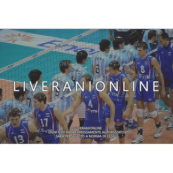 (101007) -- FLORENCE, Oct. 7, 2010 () -- Team Argentina and Team Russia shake hands after the third round match at the 2010 FIVB Men\'s Volleyball World Championship in Florence, Italy, Oct. 6, 2010. Russia won 3-0. (/Chen Haitong) - Xinhua - Photoshot - Ag. Aldo Liverani sas ITALY ONLY Argentina vs Russia terzo turno Volley FIVB 2010 Campionati del Mondo di pallavolo maschile a Firenze