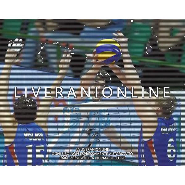 (101007) -- FLORENCE, Oct. 7, 2010 () -- Mariano Giustiniano (C) of Argentina competes during the third round match against Russia at the 2010 FIVB Men\'s Volleyball World Championship in Florence, Italy, Oct. 6, 2010. Argentina lost 0-3. (/Chen Haitong) - Xinhua - Photoshot - Ag. Aldo Liverani sas ITALY ONLY Argentina vs Russia terzo turno Volley FIVB 2010 Campionati del Mondo di pallavolo maschile a Firenze