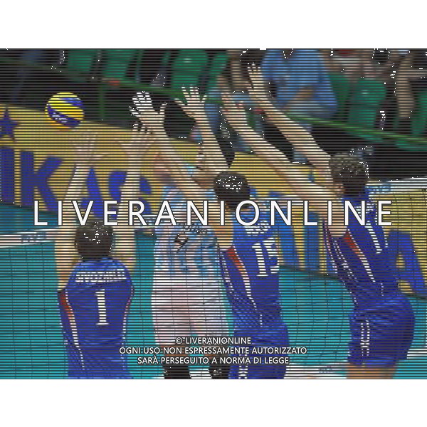 (101007) -- FLORENCE, Oct. 7, 2010 () -- Players of Russia block the ball from Lucas Ocampo (2nd L) of Argentina during the third round match at the 2010 FIVB Men\'s Volleyball World Championship in Florence, Italy, Oct. 6, 2010. Russia won 3-0. (/Chen Haitong) - Xinhua - Photoshot - Ag. Aldo Liverani sas ITALY ONLY Argentina vs Russia terzo turno Volley FIVB 2010 Campionati del Mondo di pallavolo maschile a Firenze