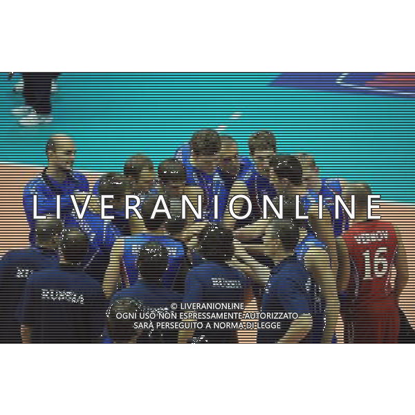 (101007) -- FLORENCE, Oct. 7, 2010 () -- Players of Russia celebrate the victory after the third round match against Argentina at the 2010 FIVB Men\'s Volleyball World Championship in Florence, Italy, Oct. 6, 2010. Russia won 3-0. (/Chen Haitong) - Xinhua - Photoshot - Ag. Aldo Liverani sas ITALY ONLY Argentina vs Russia terzo turno Volley FIVB 2010 Campionati del Mondo di pallavolo maschile a Firenze