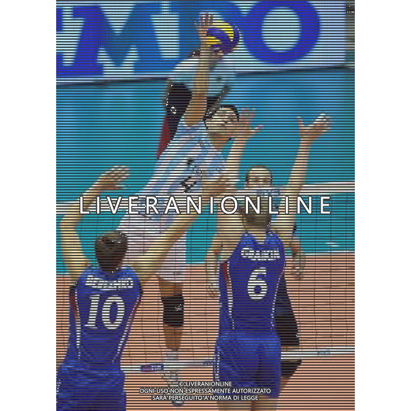(101007) -- FLORENCE, Oct. 7, 2010 () -- Lucas Ocampo (C) of Argentina spikes the ball during the third round match against Russia at the 2010 FIVB Men\'s Volleyball World Championship in Florence, Italy, Oct. 6, 2010. Argentina lost 0-3. (/Chen Haitong) - Xinhua - Photoshot - Ag. Aldo Liverani sas ITALY ONLY Argentina vs Russia terzo turno Volley FIVB 2010 Campionati del Mondo di pallavolo maschile a Firenze