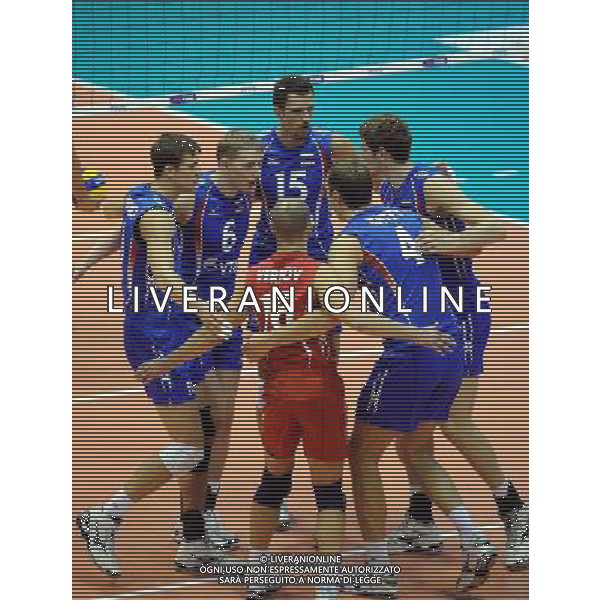 (101007) -- FLORENCE, Oct. 7, 2010 () -- Russia\'s players celebrate during the third round match against Argentina at the 2010 FIVB Men\'s Volleyball World Championship in Florence, Italy, Oct. 6, 2010. Russia won 3-0. (/Chen Haitong) - Xinhua - Photoshot - Ag. Aldo Liverani sas ITALY ONLY Argentina vs Russia terzo turno Volley FIVB 2010 Campionati del Mondo di pallavolo maschile a Firenze