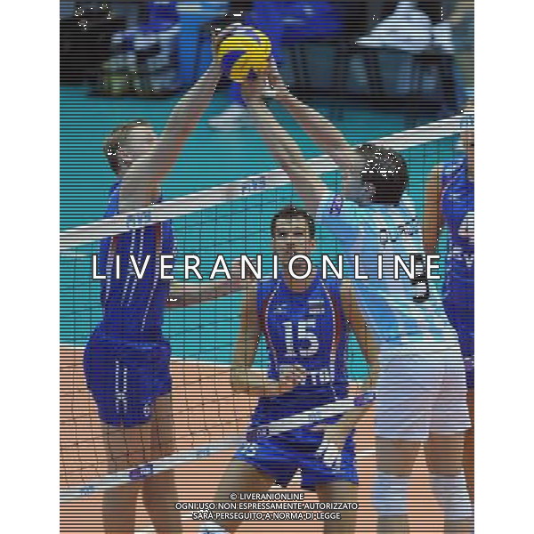 (101007) -- FLORENCE, Oct. 7, 2010 () -- Rodrigo Quiroga (R) of Argentina competes during the third round match against Russia at the 2010 FIVB Men\'s Volleyball World Championship in Florence, Italy, Oct. 6, 2010. Argentina lost 0-3. (/Chen Haitong) - Xinhua - Photoshot - Ag. Aldo Liverani sas ITALY ONLY Argentina vs Russia terzo turno Volley FIVB 2010 Campionati del Mondo di pallavolo maschile a Firenze