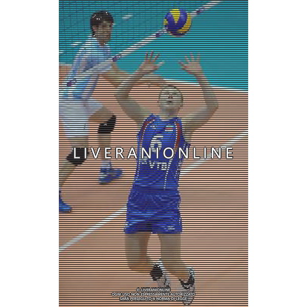 (101007) -- FLORENCE, Oct. 7, 2010 () -- Sergey Grankin (R) of Russia passes the ball during the third round match against Argentina at the 2010 FIVB Men\'s Volleyball World Championship in Florence, Italy, Oct. 6, 2010. Russia won 3-0. (/Chen Haitong) - Xinhua - Photoshot - Ag. Aldo Liverani sas ITALY ONLY Argentina vs Russia terzo turno Volley FIVB 2010 Campionati del Mondo di pallavolo maschile a Firenze