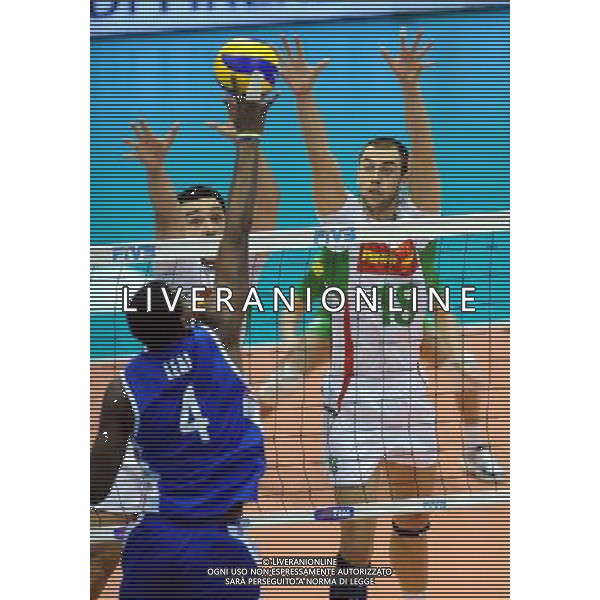 (101007) -- FLORENCE, Oct. 7, 2010 () -- Players of Bulgaria block the ball during the third round match against Cuba at the 2010 FIVB Men\'s Volleyball World Championship in Florence, Italy, Oct. 6, 2010. Cuba won 3-2. (/Chen Haitong) - XINHUA - PHOTOSHOT - AG. ALDO LIVERANI SAS ITALY ONLY Bulgaria vs Cuba terzo turno Volley FIVB 2010 Campionati del Mondo di pallavolo maschile a Firenze
