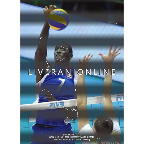 (101007) -- FLORENCE, Oct. 7, 2010 () -- Osmany Camejo Durruty (L) of Cuba spikes the ball during the third round match against Bulgaria at the 2010 FIVB Men\'s Volleyball World Championship in Florence, Italy, Oct. 6, 2010. Cuba won 3-2. (/Chen Haitong) - XINHUA - PHOTOSHOT - AG. ALDO LIVERANI SAS ITALY ONLY Bulgaria vs Cuba terzo turno Volley FIVB 2010 Campionati del Mondo di pallavolo maschile a Firenze