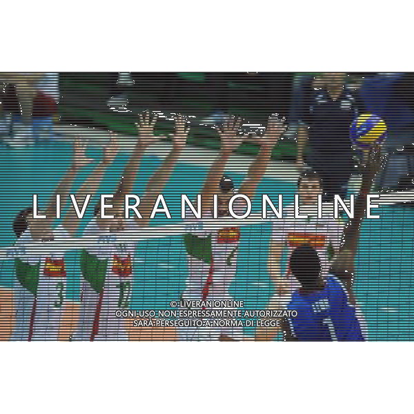 (101007) -- FLORENCE, Oct. 7, 2010 () -- Players of Bulgaria block the ball during the third round match against Cuba at the 2010 FIVB Men\'s Volleyball World Championship in Florence, Italy, Oct. 6, 2010. Cuba won 3-2. (/Chen Haitong) - XINHUA - PHOTOSHOT - AG. ALDO LIVERANI SAS ITALY ONLY Bulgaria vs Cuba terzo turno Volley FIVB 2010 Campionati del Mondo di pallavolo maschile a Firenze