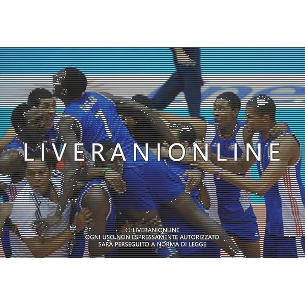 (101007) -- FLORENCE, Oct. 7, 2010 () -- Players of Cuba celebrate the victory after the third round match against Bulgaria at the 2010 FIVB Men\'s Volleyball World Championship in Florence, Italy, Oct. 6, 2010. Cuba won 3-2. (/Chen Haitong) - XINHUA - PHOTOSHOT - AG. ALDO LIVERANI SAS ITALY ONLY Bulgaria vs Cuba terzo turno Volley FIVB 2010 Campionati del Mondo di pallavolo maschile a Firenze