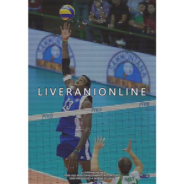 (101007) -- FLORENCE, Oct. 7, 2010 () -- Robertlandy Simon Aties (L) of Cuba drops shot the ball during the third round match against Bulgaria at the 2010 FIVB Men\'s Volleyball World Championship in Florence, Italy, Oct. 6, 2010. Cuba won 3-2. (/Chen Haitong) - XINHUA - PHOTOSHOT - AG. ALDO LIVERANI SAS ITALY ONLY Bulgaria vs Cuba terzo turno Volley FIVB 2010 Campionati del Mondo di pallavolo maschile a Firenze