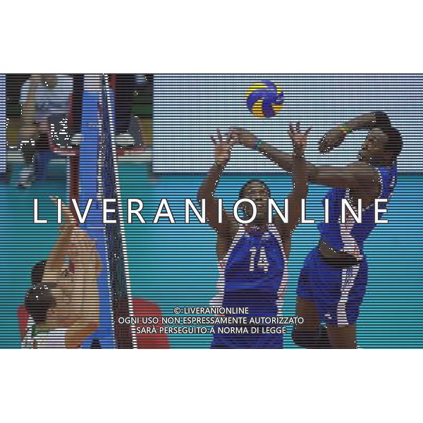 (101007) -- FLORENCE, Oct. 7, 2010 () -- Raydel Hierrezuelo Aguirre (C) of Cuba passes the ball during the third round match against Bulgaria at the 2010 FIVB Men\'s Volleyball World Championship in Florence, Italy, Oct. 6, 2010. Cuba won 3-2. (/Chen Haitong) - XINHUA - PHOTOSHOT - AG. ALDO LIVERANI SAS ITALY ONLY Bulgaria vs Cuba terzo turno Volley FIVB 2010 Campionati del Mondo di pallavolo maschile a Firenze