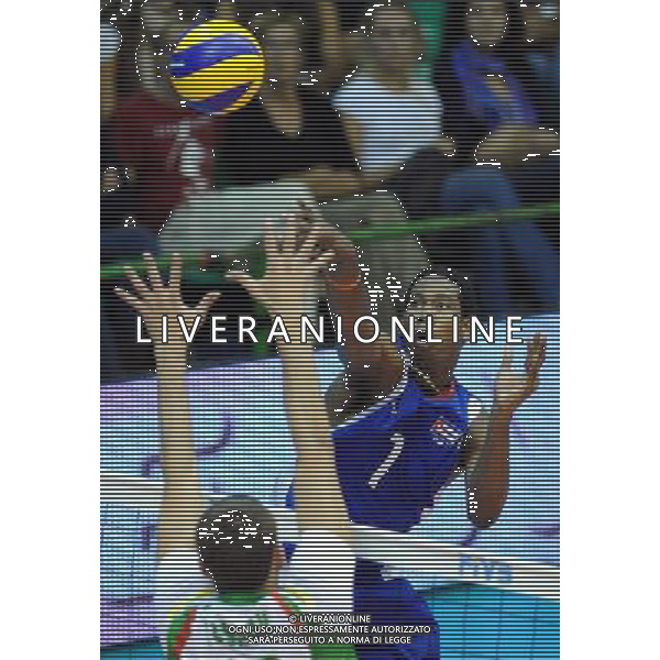 (101007) -- FLORENCE, Oct. 7, 2010 () -- Wilfredo Leon Venero (R) of Cuba competes during the third round match against Bulgaria at the 2010 FIVB Men\'s Volleyball World Championship in Florence, Italy, Oct. 6, 2010. Cuba won 3-2. (/Chen Haitong) - XINHUA - PHOTOSHOT - AG. ALDO LIVERANI SAS ITALY ONLY Bulgaria vs Cuba terzo turno Volley FIVB 2010 Campionati del Mondo di pallavolo maschile a Firenze