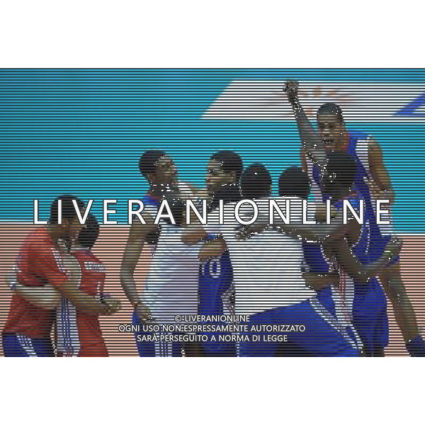 (101007) -- FLORENCE, Oct. 7, 2010 () -- Cuba\'s players celebrate the victory after the third round match against Bulgaria at the 2010 FIVB Men\'s Volleyball World Championship in Florence, Italy, Oct. 6, 2010. Cuba won 3-2. (/Chen Haitong) - XINHUA - PHOTOSHOT - AG. ALDO LIVERANI SAS ITALY ONLY Bulgaria vs Cuba terzo turno Volley FIVB 2010 Campionati del Mondo di pallavolo maschile a Firenze