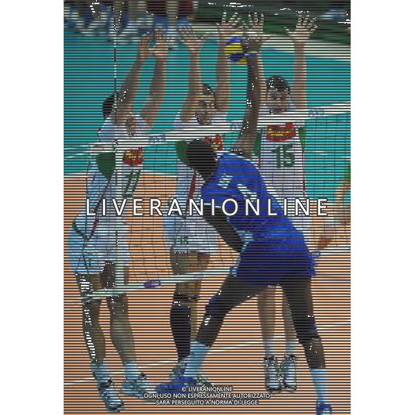 (101007) -- FLORENCE, Oct. 7, 2010 () -- Bulgaria\'s players block the ball during the third round match against Cuba at the 2010 FIVB Men\'s Volleyball World Championship in Florence, Italy, Oct. 6, 2010. Cuba won 3-2. (/Chen Haitong) - XINHUA - PHOTOSHOT - AG. ALDO LIVERANI SAS ITALY ONLY Bulgaria vs Cuba terzo turno Volley FIVB 2010 Campionati del Mondo di pallavolo maschile a Firenze
