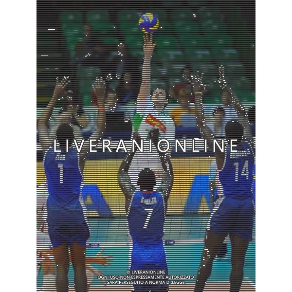 (101007) -- FLORENCE, Oct. 7, 2010 () -- Bulgaria\'s player (top) drops shot the ball during the third round match against Cuba at the 2010 FIVB Men\'s Volleyball World Championship in Florence, Italy, Oct. 7, 2010. Cuba won 3-2. (/Chen Haitong) - XINHUA - PHOTOSHOT - AG. ALDO LIVERANI SAS ITALY ONLY Bulgaria vs Cuba terzo turno Volley FIVB 2010 Campionati del Mondo di pallavolo maschile a Firenze