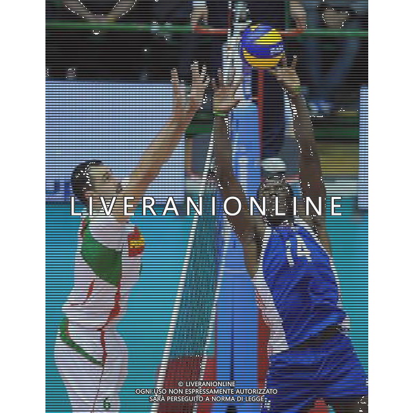 (101007) -- FLORENCE, Oct. 7, 2010 () -- Raydel Aguirre Hierrezuelo (R) of Cuba competes during the third round match against Bulgaria at the 2010 FIVB Men\'s Volleyball World Championship in Florence, Italy, Oct. 7, 2010. Cuba won 3-2. (/Chen Haitong) - XINHUA - PHOTOSHOT - AG. ALDO LIVERANI SAS ITALY ONLY Bulgaria vs Cuba terzo turno Volley FIVB 2010 Campionati del Mondo di pallavolo maschile a Firenze