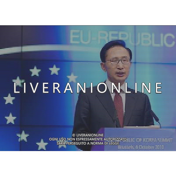 (101006) -- BRUSSELS, Oct. 6, 2010 -- South Korean President Lee Myung-bak attends a press conference held at the end of the EU-Republic of Korea Summit in Brussels, capital of Belgium, Oct. 6, 2010. EU and South Korea signed a free trade agreement Wednesday at the EU-Republic of Korea Summit. Thierry Monasse)(gj) - Xinhua - Photoshot - Ag. Aldo Liverani sas ITALY ONLY BRUXELLES - SUMMIT EUROPA UNITA E REPUBBLICA DI KOREA
