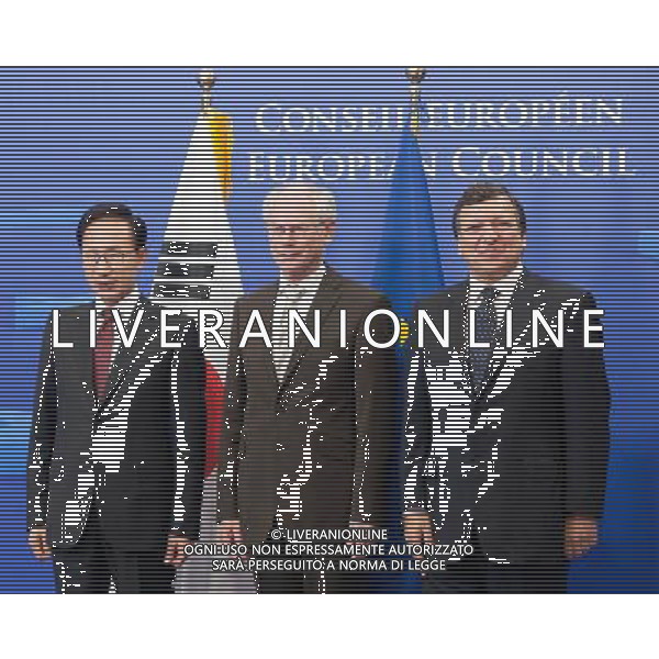 (101006) -- BRUSSELS, Oct. 6, 2010 -- President of the European Council Herman Van Rompuy (C), South Korean President Lee Myung-bak (L) and the President of the European Commission Jose Manuel Barroso attend the EU-Republic of Korea Summit in Brussels, capital of Belgium, Oct. 6, 2010. EU and South Korea signed a free trade agreement Wednesday at the EU-Republic of Korea Summit. Thierry Monasse)(gj) - Xinhua - Photoshot - Ag. Aldo Liverani sas ITALY ONLY BRUXELLES - SUMMIT EUROPA UNITA E REPUBBLICA DI KOREA