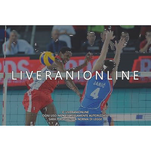 Campionati Mondiali Pallavolo maschile FIVB Semifinale Roma 9-10-2010 Cuba - Serbia nella foto: Wilfredo Leon (Cuba) sbatte contro il muro di Bojan Janic (Serbia) foto Garavaglia - ag. Aldo Liverani sas
