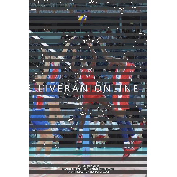 Campionati Mondiali Pallavolo maschile FIVB Semifinale Roma 9-10-2010 Cuba - Serbia nella foto: Raydel Hierrezuelo in palleggio per Robertlandy Simon (Cuba) foto Garavaglia - ag. Aldo Liverani sas