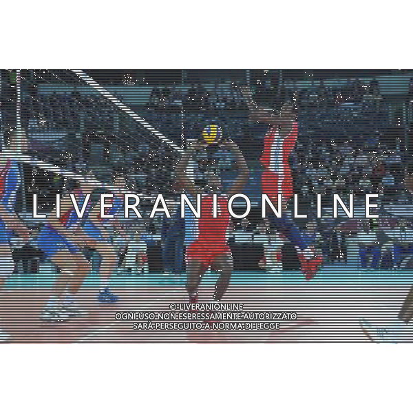 Campionati Mondiali Pallavolo maschile FIVB Semifinale Roma 9-10-2010 Cuba - Serbia nella foto: Raydel Hierrezuelo in palleggio per Robertlandy Simon (Cuba) foto Garavaglia - ag. Aldo Liverani sas