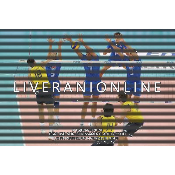Campionati Mondiali Pallavolo maschile FIVB Semifinale Roma 9-10-2010 Italia - Brasile nella foto: Dante (Brasile) contro il muro italiano di Vermiglio, Mastrangelo e Parodi foto Garavaglia - ag. Aldo Liverani sas