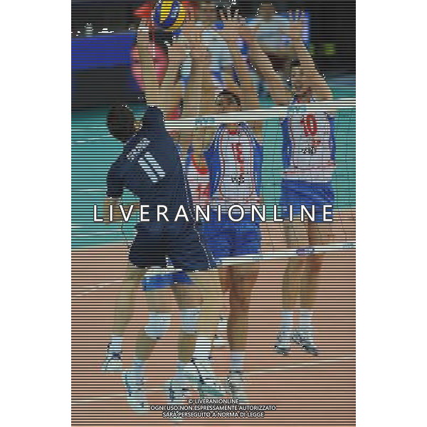 Campionati Mondiali Pallavolo maschile FIVB Finale 3°/4° posto Roma 10-10-2010 Italia - Serbia nella foto: Cristian Savani (Italia) contro il muro della Serbia foto Garavaglia - ag. Aldo Liverani sas