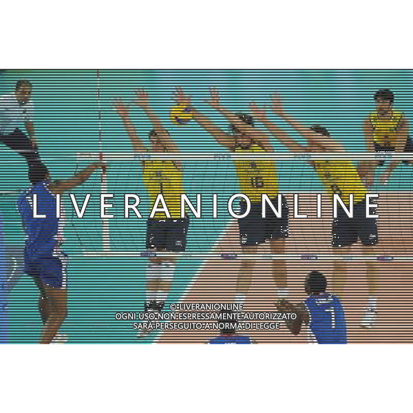 Campionati Mondiali Pallavolo maschile FIVB Finale 1Á/2Á posto Roma 10-10-2010 Brasile - Cuba nella foto: Leon (Cuba) contro il muro di Bruno, Lucas e Murilo (Brasile) foto Garavaglia - ag. Aldo Liverani sas