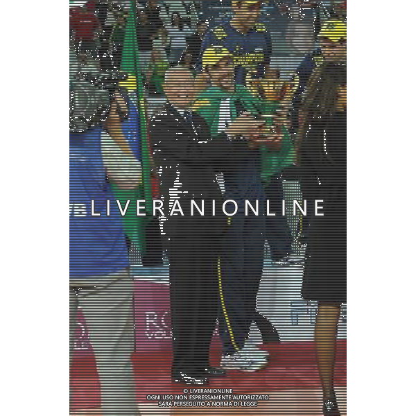 Campionati Mondiali Pallavolo maschile FIVB Finale 1Á/2Á posto Roma 10-10-2010 Brasile - Cuba nella foto: il presidente della FIVB Jizhong Wei consegna la coppa a Giba foto Garavaglia - ag. Aldo Liverani sas