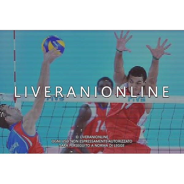 (101010) -- ROME, Oct. 10, 2010 () -- Cuba\'s Fernando Hernandez Ramos (R) blocks the ball during the semi-final against Serbia at the 2010 FIVB Men\'s Volleyball World Championship in Rome, Italy, Oct. 9, 2010. Cuba won 3-2. (/Chen Haitong) ©photoshot/Agenzia Aldo Liverani Sas - ITALY ONLY - Cuba - Serbia Volley Campionati Mondiali Pallavolo maschile FIVB Semifinale Roma