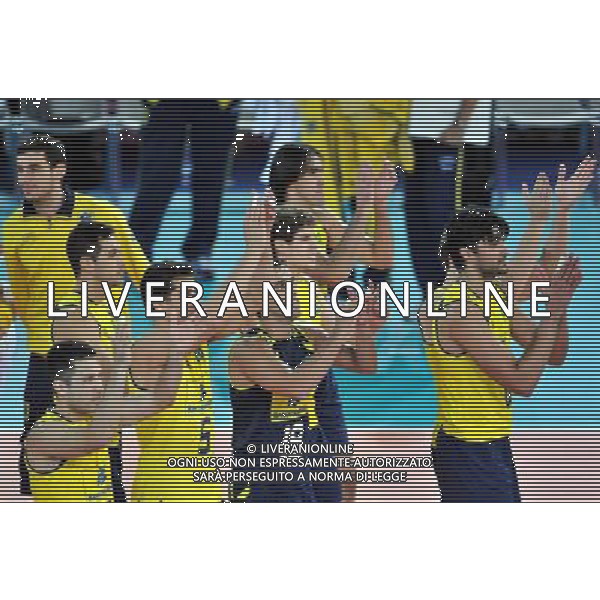 (101010) -- ROME, Oct. 10, 2010 () -- Brazil\'s players gesture to spectators after winning the semi-final against Italy at the 2010 FIVB Men\'s Volleyball World Championship in Rome, Italy, Oct. 9, 2010. Brazil won 3-1. (/Chen Haitong) ©photoshot/Agenzia Aldo Liverani Sas - ITALY ONLY - Italia - Brasile Volley Campionati Mondiali Pallavolo maschile FIVB Semifinale Roma