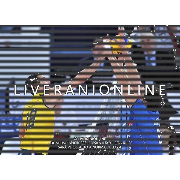 (101010) -- ROME, Oct. 10, 2010 () -- Brazil\'s Dante Guimaraes Amaral (L) vies for the ball with Italy\'s Emanuele Birarelli during the semi-final at the 2010 FIVB Men\'s Volleyball World Championship in Rome, Italy, Oct. 9, 2010. Brazil won 3-1. (/Chen Haitong) ©photoshot/Agenzia Aldo Liverani Sas - ITALY ONLY - Italia - Brasile Volley Campionati Mondiali Pallavolo maschile FIVB Semifinale Roma