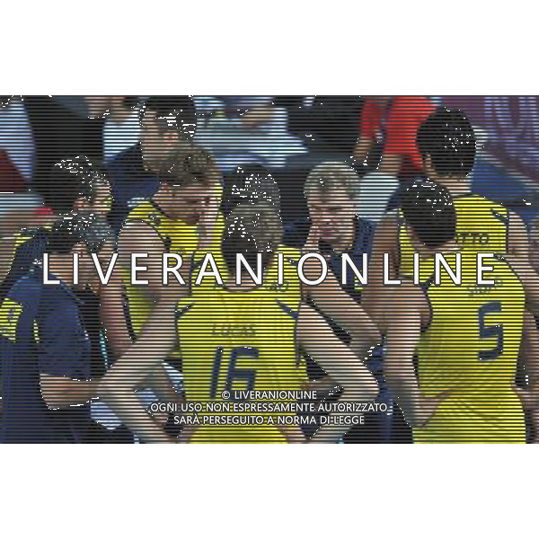(101010) -- ROME, Oct. 10, 2010 () -- Brazil\'s main coach Bernardo Rezende (3rd R) talks to players during a break of the semi-final against Italy at the 2010 FIVB Men\'s Volleyball World Championship in Rome, Italy, Oct. 9, 2010. Brazil won 3-1. (/Chen Haitong) ©photoshot/Agenzia Aldo Liverani Sas - ITALY ONLY - Italia - Brasile Volley Campionati Mondiali Pallavolo maschile FIVB Semifinale Roma