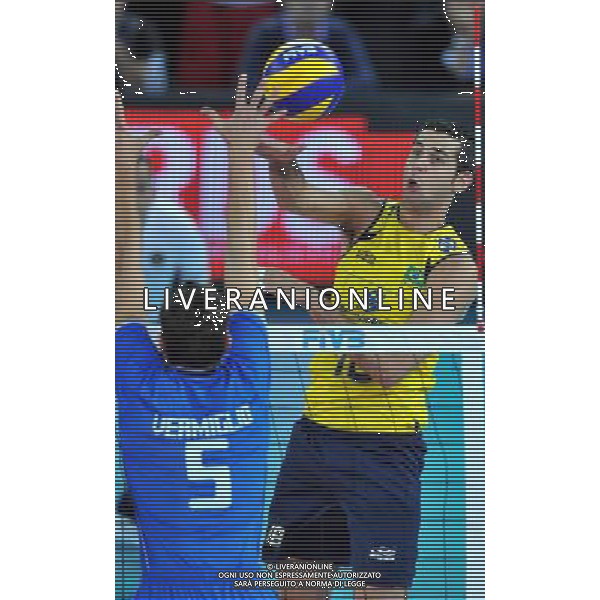 (101010) -- ROME, Oct. 10, 2010 () -- Brazil\'s Dante Guimaraes Amaral (R) spikes the ball during the semi-final against Italy at the 2010 FIVB Men\'s Volleyball World Championship in Rome, Italy, Oct. 9, 2010. Brazil won 3-1. (/Chen Haitong) ©photoshot/Agenzia Aldo Liverani Sas - ITALY ONLY - Italia - Brasile Volley Campionati Mondiali Pallavolo maschile FIVB Semifinale Roma