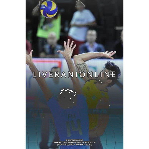 (101010) -- ROME, Oct. 10, 2010 () -- Brazil\'s Leandro Vissotto Neves (R) spikes a ball during the semi-final against Italy at the 2010 FIVB Men\'s Volleyball World Championship in Rome, Italy, Oct. 9, 2010. Brazil won 3-1. (/Chen Haitong) ©photoshot/Agenzia Aldo Liverani Sas - ITALY ONLY - Italia - Brasile Volley Campionati Mondiali Pallavolo maschile FIVB Semifinale Roma