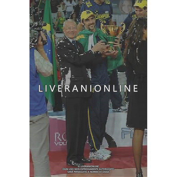 Campionati Mondiali Pallavolo maschile FIVB Finale 1¡/2¡ posto Roma 10-10-2010 Brasile - Cuba nella foto: il presidente della FIVB Jizhong Wei consegna la coppa a Giba capitano del Brasile foto Garavaglia - ag. Aldo Liverani sas