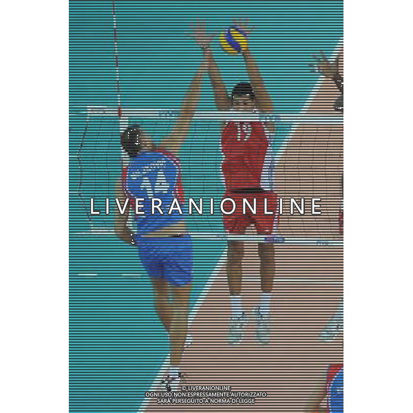 Campionati Mondiali Pallavolo maschile FIVB Semifinale Roma 9-10-2010 Cuba - Serbia nella foto: Ivan Miljkovic (Serbia) contro il muro di Fernando Hernandez (Cuba) foto Garavaglia - ag. Aldo Liverani sas